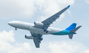 Avión en el cielo por servicios de repatriación